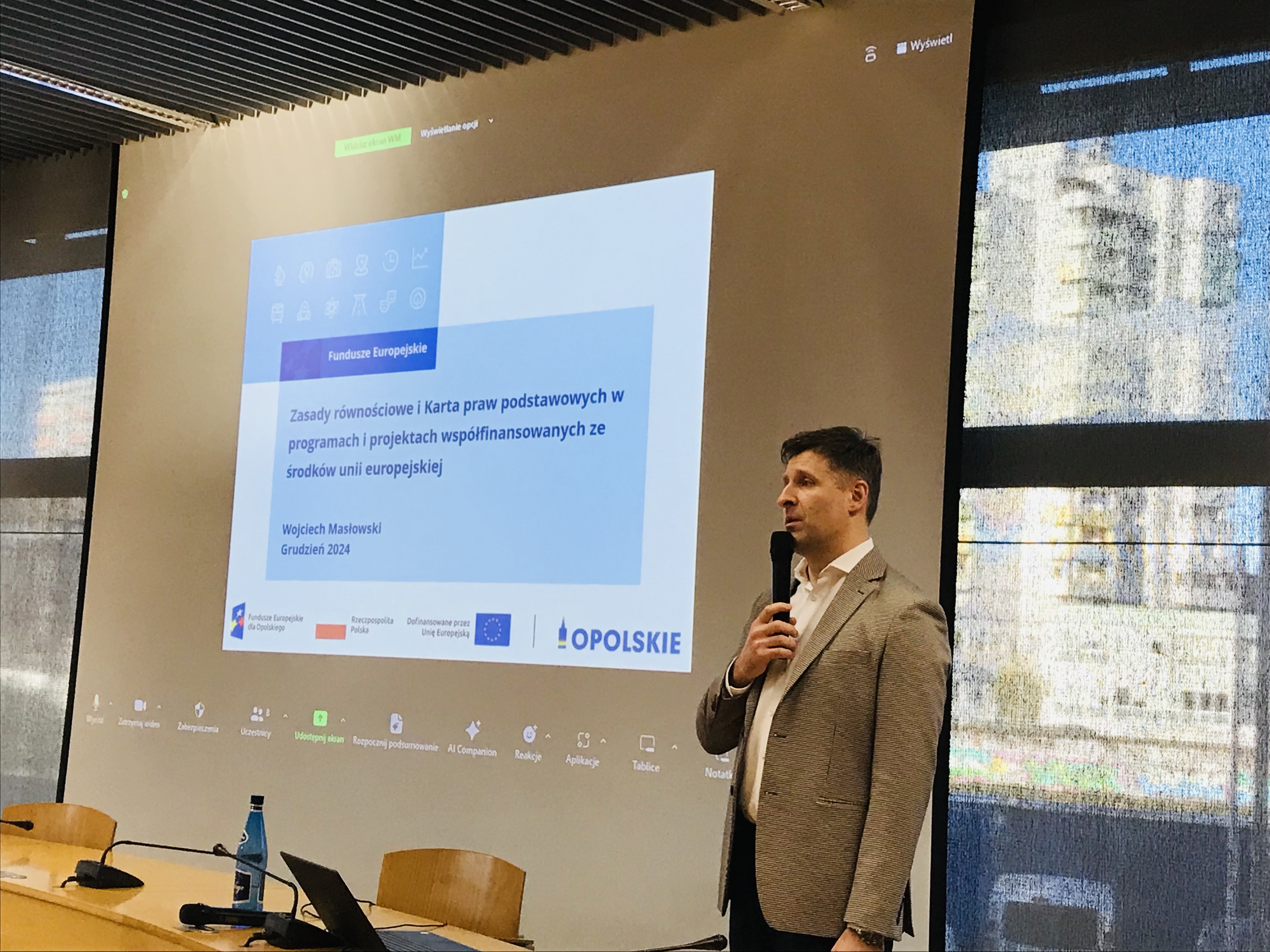 Zdjęcie przedstawia trenera prowadzącego szkolenie z zasad równościowych i Karty praw podstawowych w ramach programu regionalnego Fundusze Europejskie dla Opolskiego w 2024 r.