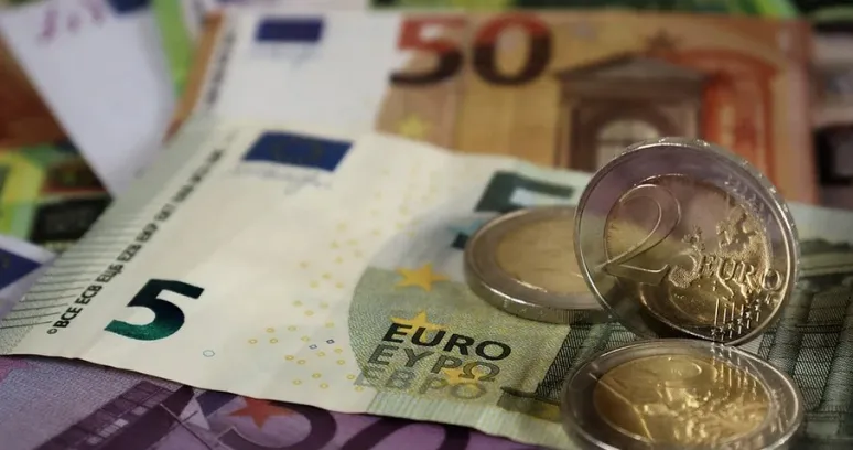 na zdjęciu znajdują się pieniądze w walucie euro symbolizujące przynana dotację.