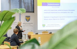 Sala Orła Białego UMWO, ekran z tytułem wydarzenia 