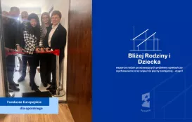 Uroczyste otwarcie mieszkania interwencyjnego – kilka osób stoi w drzwiach lokalu i wspólnie przecina czerwoną wstęgę. Po prawej stronie grafika w niebieskim tle z nazwą projektu „Bliżej Rodziny i Dziecka – wsparcie rodzin przeżywających problemy opiekuńczo-wychowawcze oraz wsparcie pieczy zastępczej – etap II” oraz oznaczeniami Funduszy Europejskich dla Opolskiego.
